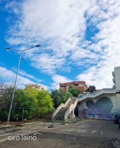 GROTTAGLIE NEL DEGRADO: LA SCALINATA DELLA VERGOGNA ACCANTO AL LICEO CALÒ. RATTI, RIFIUTI E PROMESSE VUOTE NEL QUARTIERE DELLE CERAMICHE